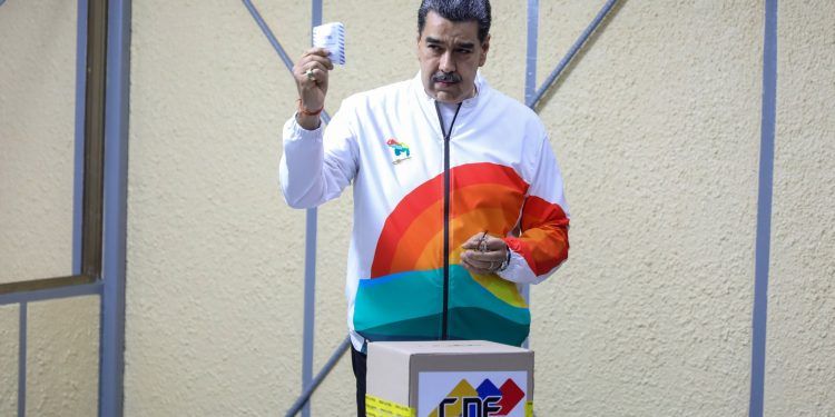 Caracas: Maduro ejerció su sufragio sobre el referendúm consultivo en la parroquia el Valle (Imágenes + Video)