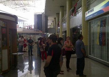 Carabobo: Usuarios se quejan, enormes colas desde anoche en oficinas de Corpoelec para Plan Borrón y Cuenta Nueva