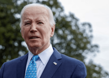 El presidente estadounidense Joe Biden habla con la prensa al salir de La Casa Blanca, en Washington, este martes 30 de enero de 2024. Su gobierno anunció que revertirá el alivio de sanciones a los sectores de petróleo y gas en Venezuela a partir de abril.