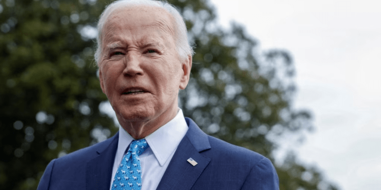 El presidente estadounidense Joe Biden habla con la prensa al salir de La Casa Blanca, en Washington, este martes 30 de enero de 2024. Su gobierno anunció que revertirá el alivio de sanciones a los sectores de petróleo y gas en Venezuela a partir de abril.