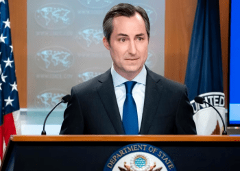 El portavoz del Departamento de Estado de EEUU, Matthew Miller, durante una conferencia de prensa (AP Photo/Nathan Howard)