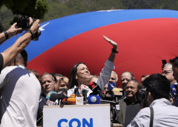 La candidata presidencial, María Corina Machado, junto a miembros de la Plataforma Unitaria de la oposición ofrece una conferencia de prensa en Caracas, Venezuela. (AP Photo/Ariana Cubillos)