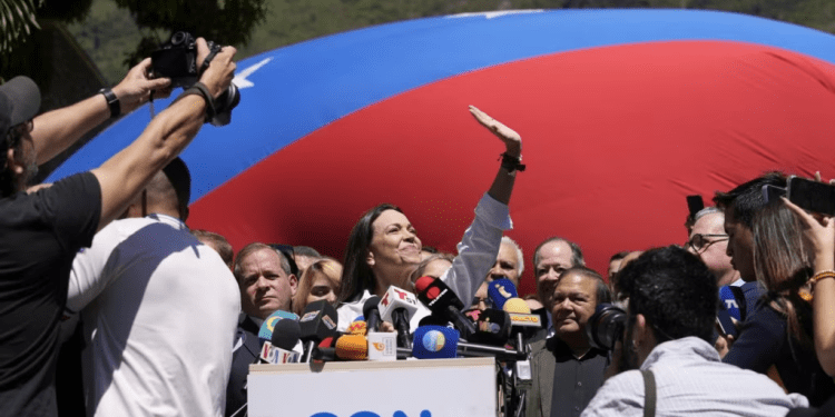 La candidata presidencial, María Corina Machado, junto a miembros de la Plataforma Unitaria de la oposición ofrece una conferencia de prensa en Caracas, Venezuela. (AP Photo/Ariana Cubillos)