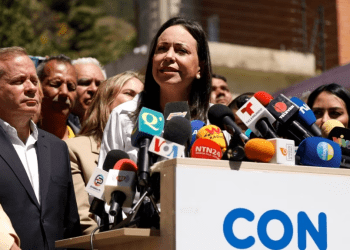 La candidata presidencial de la oposición venezolana, María Corina Machado, ofrece declaraciones a la prensa en Caracas, este lunes 29 de enero de 2024.