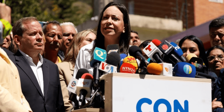 La candidata presidencial de la oposición venezolana, María Corina Machado, ofrece declaraciones a la prensa en Caracas, este lunes 29 de enero de 2024.