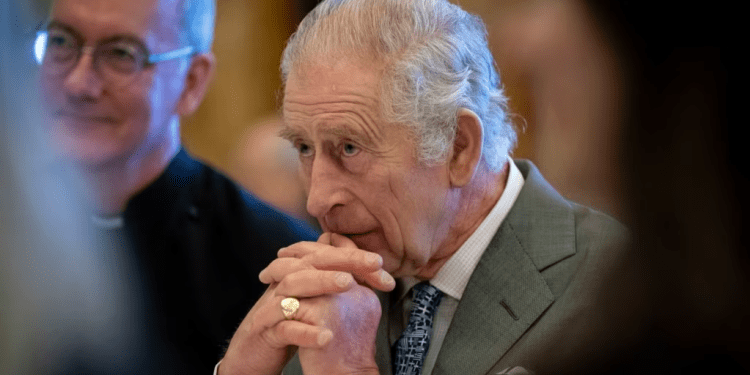 En esta imagen de archivo, el rey Carlos III de Inglaterra participa en una reunión en el Palacio de Buckingham, en Londres, el 13 de diciembre de 2023.