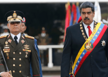 Fotografía de archivo del ministro de defensa venezolano, general en jefe Vladimir Padrino López, a la izquierda, junto al presidente Nicolás Maduro en un acto oficial realizado el 24 de mayo de 2018 en Fuerte Tiuna, Caracas.