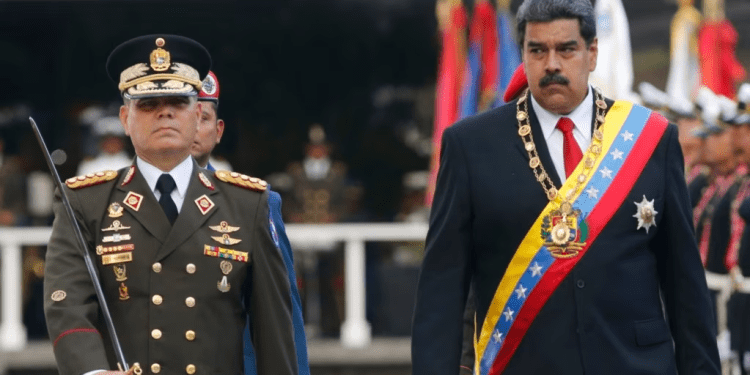 Fotografía de archivo del ministro de defensa venezolano, general en jefe Vladimir Padrino López, a la izquierda, junto al presidente Nicolás Maduro en un acto oficial realizado el 24 de mayo de 2018 en Fuerte Tiuna, Caracas.