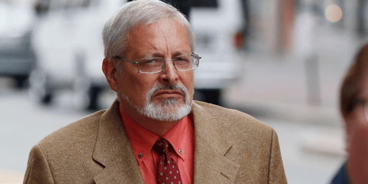 ARCHIVO - En esta imagen tomada el 9 de julio de 2015, Michael Geilenfeld llega a la Corte de Quiebras en Portland, Maine, Estados Unidos por un caso de finanzas.