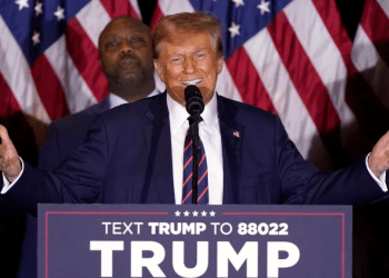 El candidato a la nominación presidencial por el Partido Republicano, el expresidente Donald Trump, habla en una fiesta nocturna de las elecciones primarias en Nashua, Nuevo Hampshire, el martes 23 de enero de 2024.