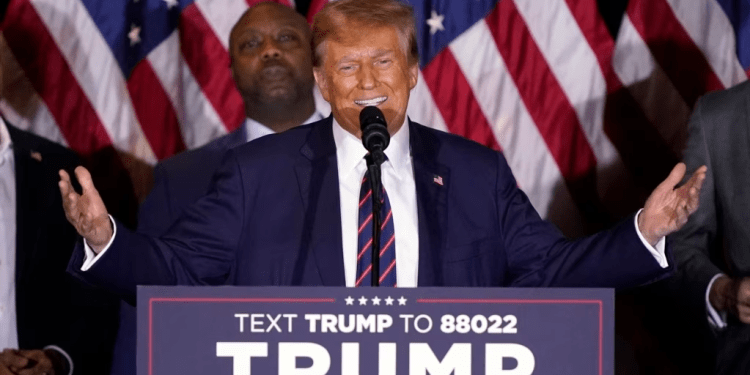 El candidato a la nominación presidencial por el Partido Republicano, el expresidente Donald Trump, habla en una fiesta nocturna de las elecciones primarias en Nashua, Nuevo Hampshire, el martes 23 de enero de 2024.