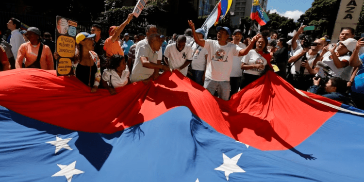 Un grupo de venezolanos participa en una actividad convocada por la candidata presidencial opositora, María Corina Machado.