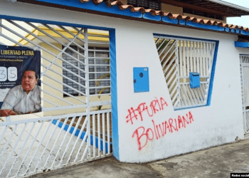 Un grafiti del plan chavista contra conspiraciones conocido como "furia bolivariana" fue pintado en la fachada de la sede de la ONG Fundaredes, en Caracas. Los inmuebles de algunos partidos de oposición en distintas regiones de Venezuela amanecieron con la misma pinta.