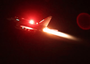 En esta imagen difundida por el Ministerio de Defensa del Reino Unido y tomada el jueves 11 de enero de 2024, se ve un caza Typhoon de la Real Fuerza Aérea mientras despega de la base de la Real Fuerza Aérea de Akrotiri, Chipre, para una misión contra blancos en Yemen.