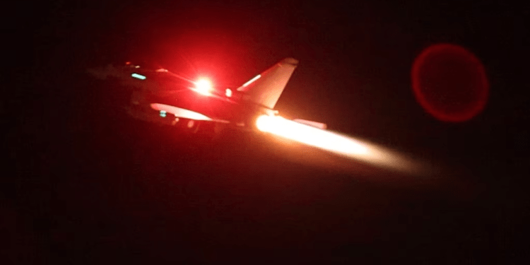 En esta imagen difundida por el Ministerio de Defensa del Reino Unido y tomada el jueves 11 de enero de 2024, se ve un caza Typhoon de la Real Fuerza Aérea mientras despega de la base de la Real Fuerza Aérea de Akrotiri, Chipre, para una misión contra blancos en Yemen.