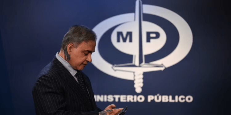El fiscal general venezolano Tarek William Saab llega a una conferencia de prensa de su despacho en Caracas, este lunes 22 de enero de 2024.