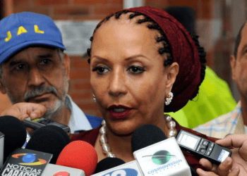 ARCHIVO - La senadora opositora de Colombia Piedad Córdoba habla con periodistas en Medellín, Colombia, el 24 de septiembre de 2009.