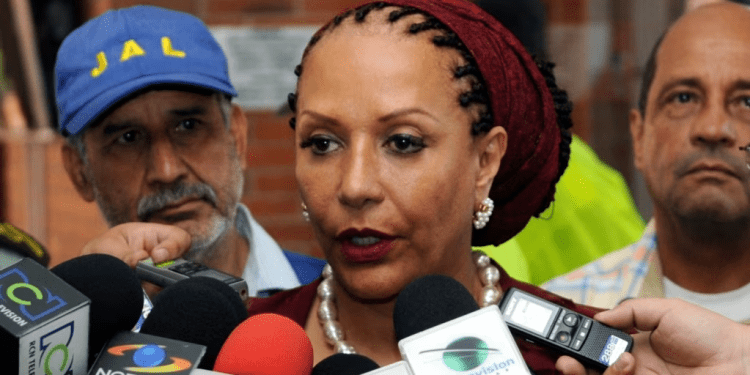 ARCHIVO - La senadora opositora de Colombia Piedad Córdoba habla con periodistas en Medellín, Colombia, el 24 de septiembre de 2009.