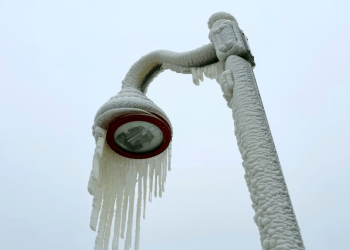 Una farola llena de hielo en Paterson, Nueva Jersey, el 18 de enero de 2024.