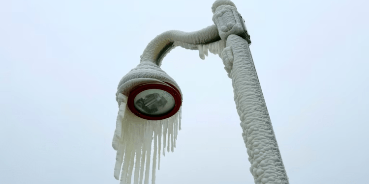 Una farola llena de hielo en Paterson, Nueva Jersey, el 18 de enero de 2024.