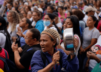 Una mujer golpea una cacerola durante una protesta de educadores para exigir al gobierno mejoras salariales y el pago de sus beneficios. Caracas, Venezuela, 9 de enero de2023. (AP Photo/Ariana Cubillos)