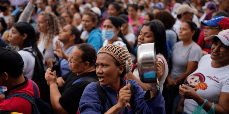 Una mujer golpea una cacerola durante una protesta de educadores para exigir al gobierno mejoras salariales y el pago de sus beneficios. Caracas, Venezuela, 9 de enero de2023. (AP Photo/Ariana Cubillos)
