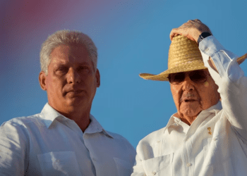 El presidente cubano Miguel Díaz-Canel, entonces vicepresidente del gobierno, y el hoy exmandatario Raúl Castro, comparten durante un acto oficial celebrado el 1 de mayo de 2016.