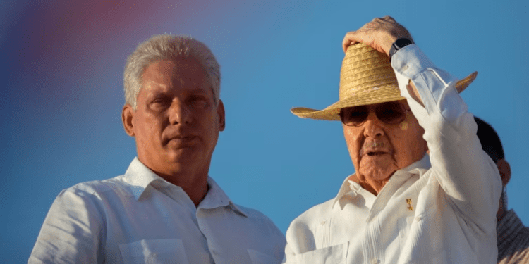 El presidente cubano Miguel Díaz-Canel, entonces vicepresidente del gobierno, y el hoy exmandatario Raúl Castro, comparten durante un acto oficial celebrado el 1 de mayo de 2016.