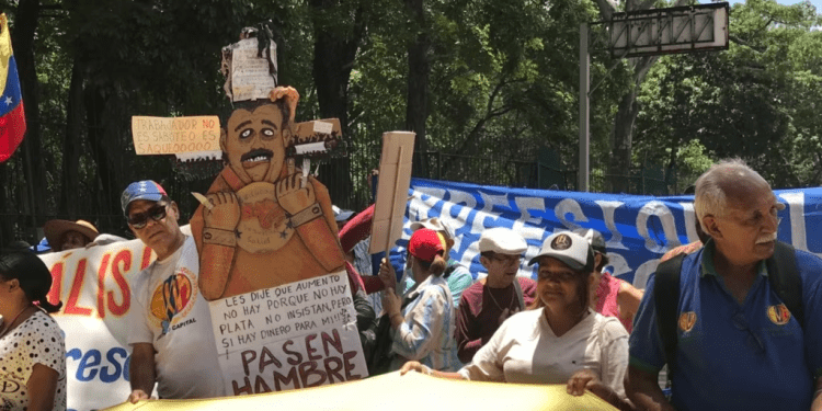 Trabajadores venezolanos durante una protesta el 1° de mayo de 2023 para exigir reivindicaciones salariales y laborales.