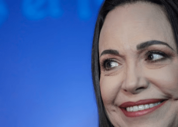 María Corina Machado, candidata presidencial opositora, sonríe durante una conferencia de prensa en Caracas, el 15 de diciembre de 2023. Su equipo comienza a preparar una plataforma de voluntarios a su favor para ganar las elecciones de este año.
