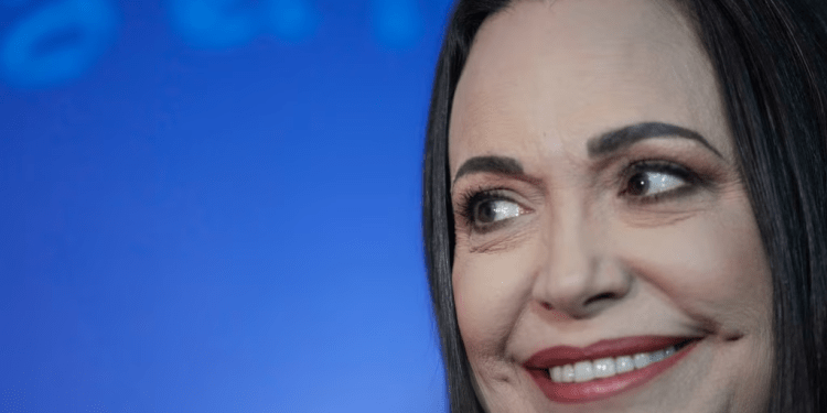 María Corina Machado, candidata presidencial opositora, sonríe durante una conferencia de prensa en Caracas, el 15 de diciembre de 2023. Su equipo comienza a preparar una plataforma de voluntarios a su favor para ganar las elecciones de este año.