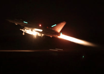 Esta imagen proporcionada por el Ministerio de Defensa del Reino Unido, tomada el 11 de enero de 2024, muestra un avión Typhoon despegando de Akrotiri en Chipre, para una misión de atacar objetivos en Yemen.