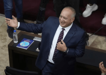 Diosdado Cabello, diputado del PSUV y uno de los líderes del chavismo, gesticula durante una sesión parlamentaria en el Palacio Federal Legislativo, en Caracas, el 5 de enero pasad