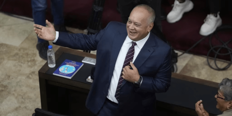 Diosdado Cabello, diputado del PSUV y uno de los líderes del chavismo, gesticula durante una sesión parlamentaria en el Palacio Federal Legislativo, en Caracas, el 5 de enero pasad