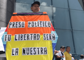 Activistas exigen la liberación de los presos políticos en Venezuela durante una protesta en Caracas.
