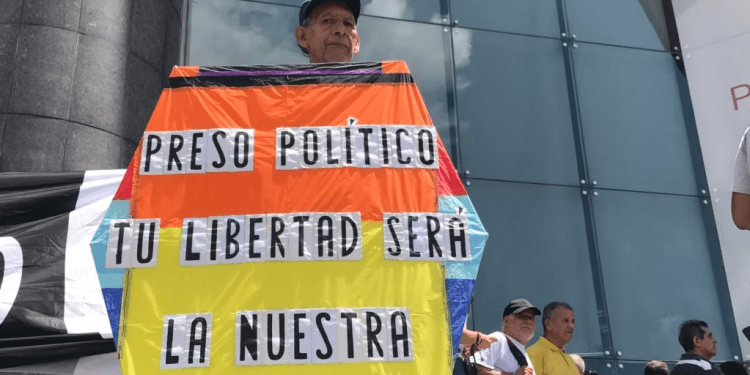 Activistas exigen la liberación de los presos políticos en Venezuela durante una protesta en Caracas.