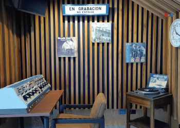 La imagen muestra el interior de una cabina de radio en la estación Noticias en la radio HCJB, en Quito, Ecuador. [Foto: Cristina Carranco, VOA].