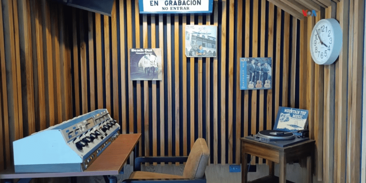 La imagen muestra el interior de una cabina de radio en la estación Noticias en la radio HCJB, en Quito, Ecuador. [Foto: Cristina Carranco, VOA].