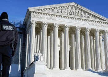 Un oficial de policía de la Corte Suprema de Estados Unidos patrulla afuera de la Corte Suprema de Estados Unidos el viernes 5 de enero de 2024 en Washington.