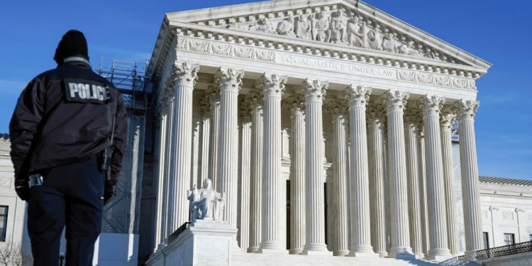 Un oficial de policía de la Corte Suprema de Estados Unidos patrulla afuera de la Corte Suprema de Estados Unidos el viernes 5 de enero de 2024 en Washington.