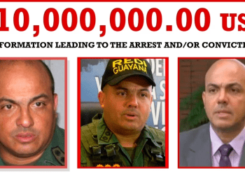Esta imagen proporcionada por el Departamento de Justicia de Estados Unidos muestra un póster que anuncia una recompensa por información que conduzca al arresto de Cliver Alcalá Cordones que fue publicado el 26 de marzo de 2020, como parte de un caso federal en su contra.