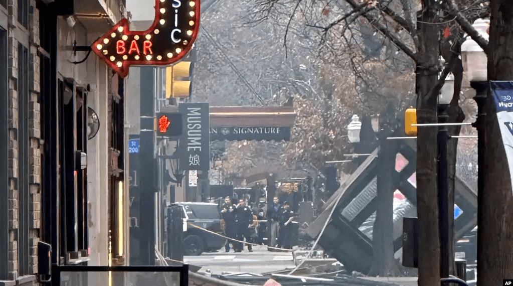 Los socorristas trabajan en el lugar después de una explosión en el hotel Sandman Signature el lunes 8 de enero de 2024 en Fort Worth, Texas, EEUU.