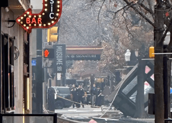 Los socorristas trabajan en el lugar después de una explosión en el hotel Sandman Signature el lunes 8 de enero de 2024 en Fort Worth, Texas, EEUU.