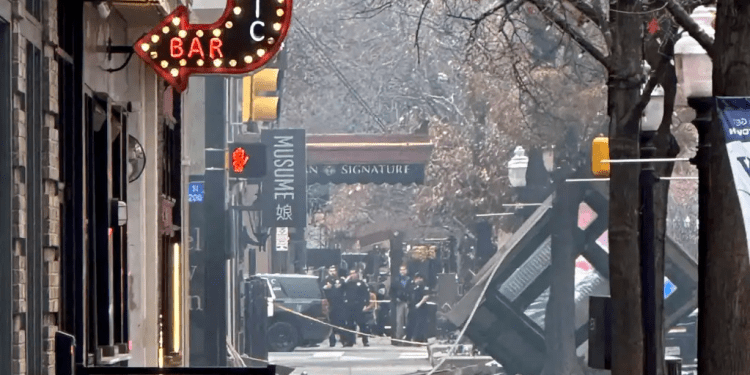 Los socorristas trabajan en el lugar después de una explosión en el hotel Sandman Signature el lunes 8 de enero de 2024 en Fort Worth, Texas, EEUU.