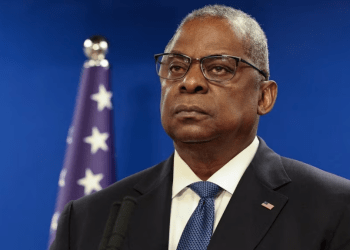 ARCHIVO: El secretario de Defensa de Estados Unidos, Lloyd Austin, observa durante una conferencia de prensa conjunta con el ministro de Defensa israelí, Yoav Gallant, en el Ministerio de Defensa de Israel en Tel Aviv, Israel, el 18 de diciembre de 2023.