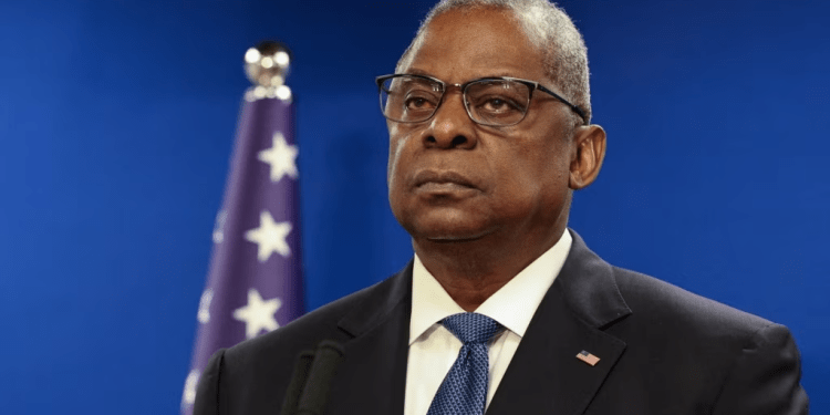 ARCHIVO: El secretario de Defensa de Estados Unidos, Lloyd Austin, observa durante una conferencia de prensa conjunta con el ministro de Defensa israelí, Yoav Gallant, en el Ministerio de Defensa de Israel en Tel Aviv, Israel, el 18 de diciembre de 2023.