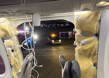 Las máscaras de oxígeno cuelgan del techo junto a una ventana faltante y una parte de pared lateral del vuelo 1282 de Alaska Airlines, que se dirigía a Ontario, California y sufrió despresurización poco después de despegar, en Portland, Oregon, EEUU, el 5 de enero de 2024