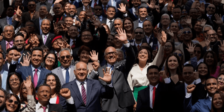 Jorge Rodríguez, presidente de la Asamblea Nacional electa en 2020, en el centro de la foto, posa junto al resto de diputados de ese poder, de mayoría chavista, en Caracas.