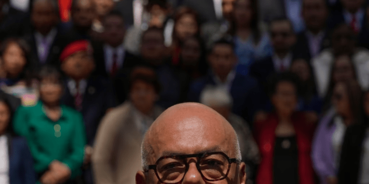 Jorge Rodríguez, presidente de la Asamblea Nacional de Venezuela, posa para una foto al comienzo del curso legislativo, el 5 de enero de 2024.