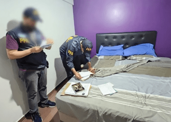 Imagen publicada por la Policía Federal Argentina el 3 de enero de 2024, que muestra a agentes de policía registrando una habitación durante el operativo que "neutralizó posible célula terrorista".
